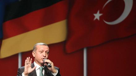 Zwei Fahnen - ein Konflikt: In der Türkei wurden erneut zwei Deutsche festgenommen, was dem türkischen Ministerpräsident Recep Tayyip Erdogan zugeschrieben wird.