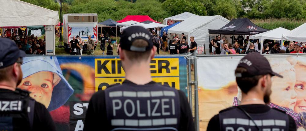 Polizeibeamte vor dem Gelände des Festivals in Themar