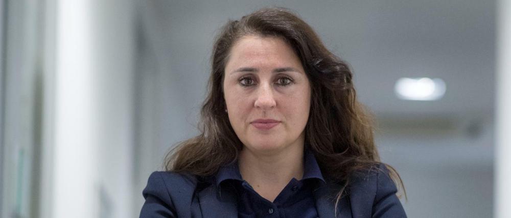 Seda Basay-Yildiz, Rechtsanwältin, steht in ihrem Büro.