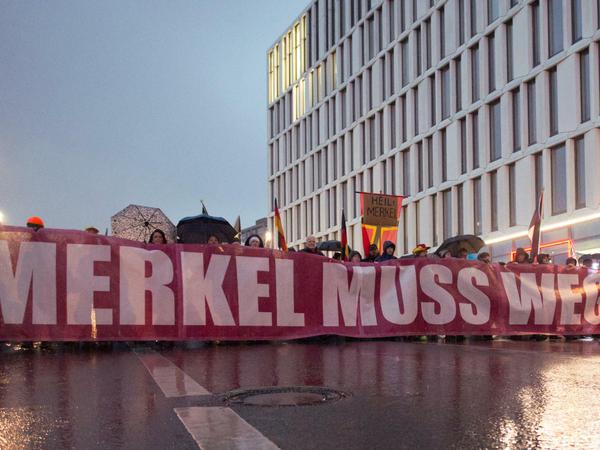 "Merkel muss weg!", demonstrieren Rechtspopulisten in Berlin.