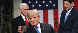 US-Präsident Donald Trump hält ein Glas Wasser während seiner Rede "Zur Lage der Nation" in die Kamera.