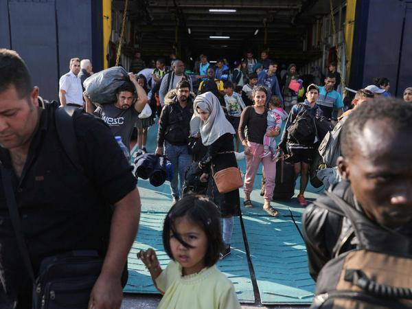 Fähre in die Freiheit: Flüchtlinge und Migranten am Hafen Elefsina nahe Athen. 