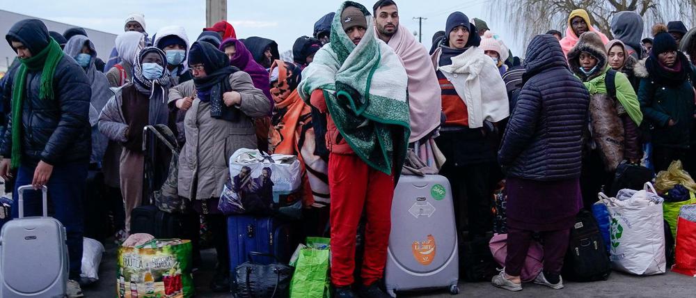 Zehntausende wollen sich vor dem Krieg in der Ukraine nach Polen in Sicherheit bringen. Hier warten Flüchtlinge am Grenzübergang Medyka auf den Transport in Notquartiere in der polnischen Stadt Przemysl.