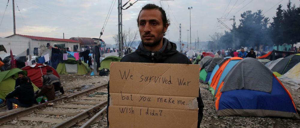 Stiller Protest. Ein Flüchtling aus Syrien protestiert in Idomeni dagegen, dass es im Norden Griechenlands kein Weiterkommen gibt.