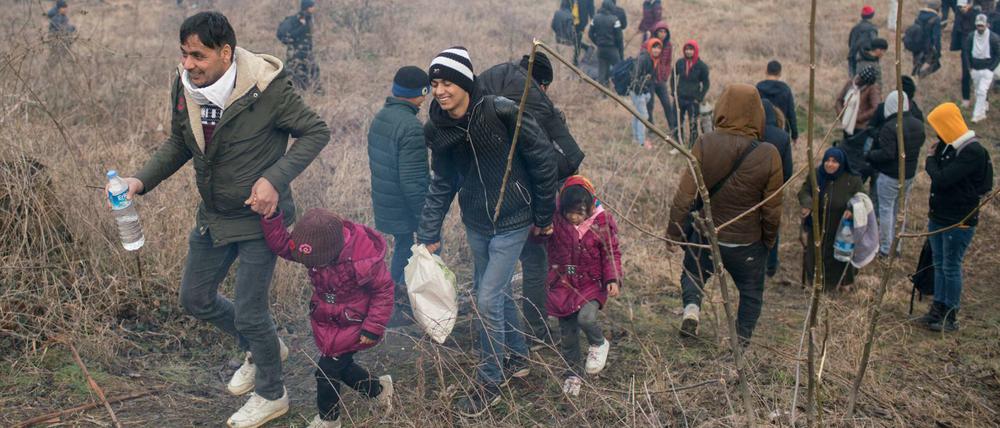 Mehrere Tausend Flüchtlinge haben sich auf den Weg naxch Europa gemacht, nachdem der türkische Präsident Erdogan, wie re es nennt, die Tore geöffnet hat.