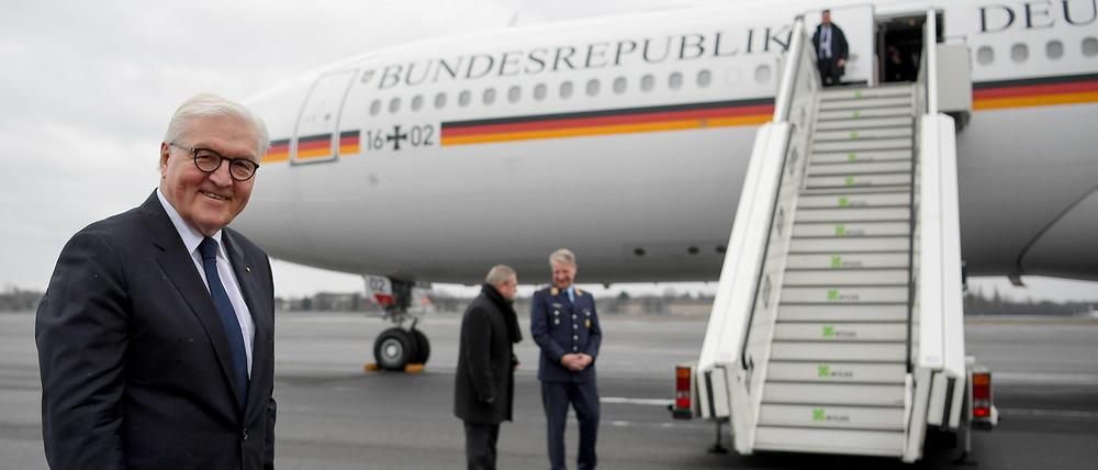 Bundespräsident Frank-Walter Steinmeier geht an Bord der Regierungsmaschine "Theodor Heuss". Wegen eines Defekts an dem Regierungsflieger konnte er nicht wie geplant von Äthiopien nach Berlin zurückfliegen. 