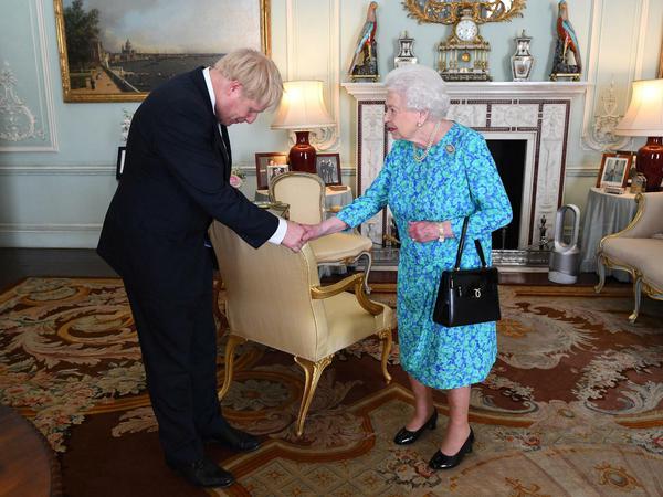Verbeugung vor der Königin: Elizabeth II. empfängt Boris Johnson.