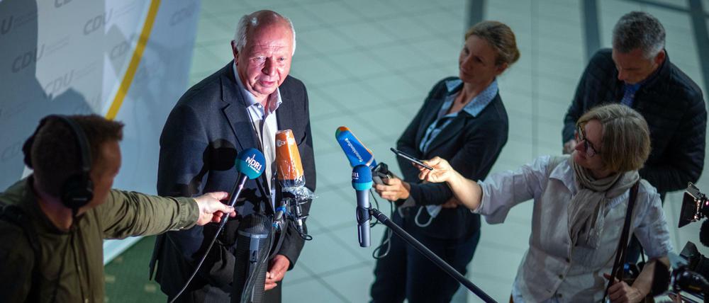 Rehberg muss ran: Der alte und neue Interimschef der CDU im Nordosten während der ersten Erklärung im neu-alten Amt am Montag.