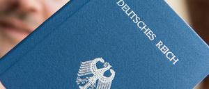 Reichsbürger haben oft ihre eigenen Dokumente, mit denen sie sich ausweisen.