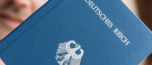 Ein Heft mit dem Aufdruck "Deutsches Reich Reisepass".