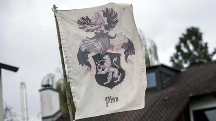 Eine Flagge auf dem Grundstück eines sogenannten "Reichsbürgers" am Mittwoch in Georgensgmünd (Bayern).