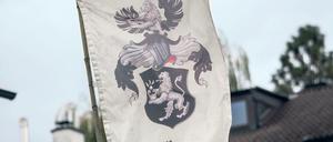Auf dem Grundstück eines sogenannten "Reichsbürgers" ist in Georgensgmünd eine Flagge mit der Aufschrift "Plan" zu sehen.