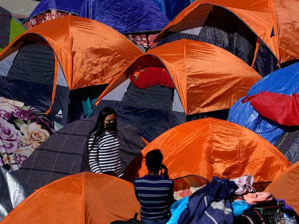 Zelte als Notunterkünfte von Migranten, hier auf der mexikanischen Seite der Grenze. Doch inzwischen auch in den Lagern für aufgegriffene Kinder des US-Grenzschutzes.