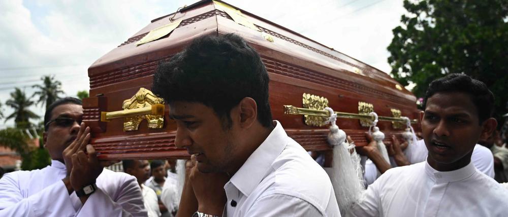 Angehörige beerdigen Opfer der Anschläge auf Sri Lanka.