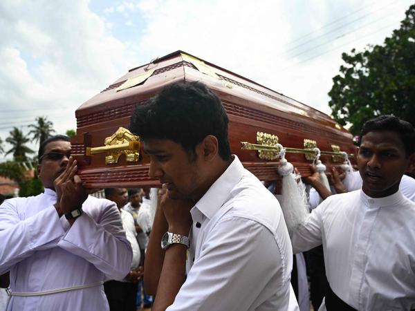 Angehörige beerdigen Opfer der Anschläge auf Sri Lanka.