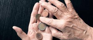 Geld zählen im Alter: Jeder vierte Rentner ist laut einer Studie von Altersarmut bedroht.