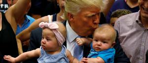 Donald Trump küsst Babys auf einer Wahlveranstaltung in Colorado Springs.