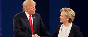 Ein Handschlag wenigstens am Ende: Hillary Clinton und Donald Trump 