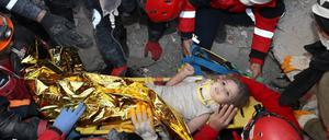 Rettungskräfte bergen die Vierjährige Ayla aus einem eingestürzten Gebäude nach einem starken Erdbeben in Izmir.