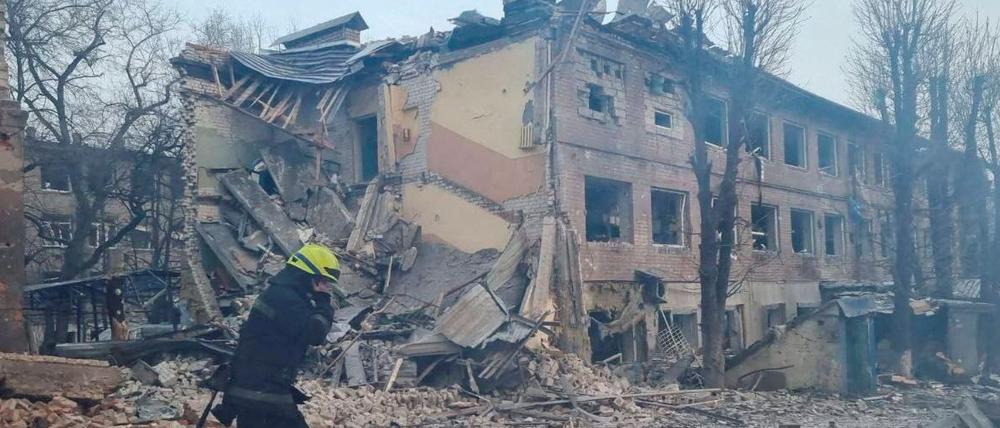 Rettungskräfte versuchen nach einem Luftangriff auf die Stadt Dnipro den Schaden einzuschätzen.
