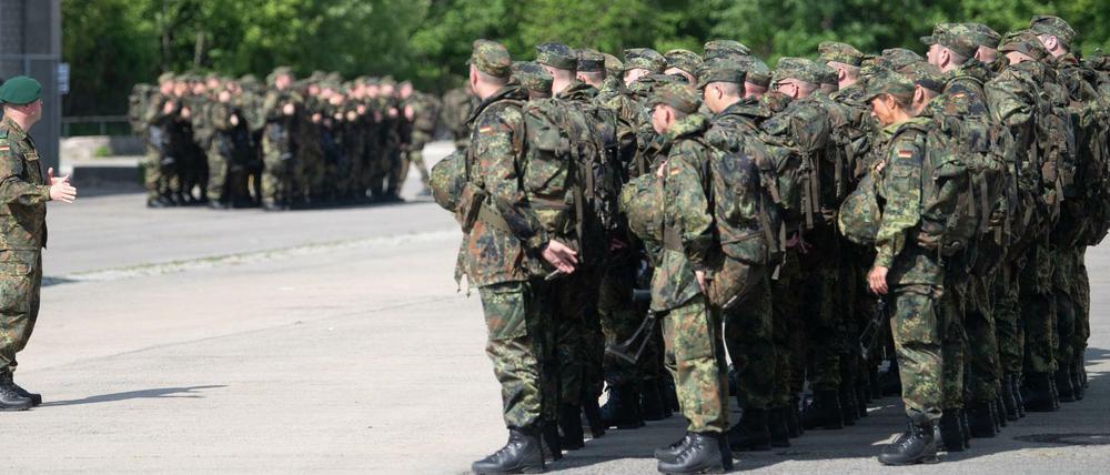 Reservisten und Reservistinnen der Bundeswehr stehen während eines Ausbildungsmoduls auf dem Truppenübungsplatz Hammelburg. 
