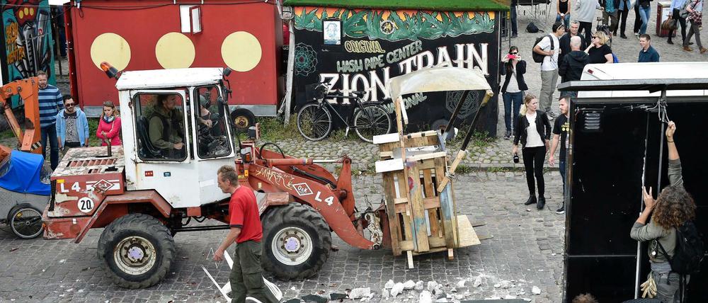 Bewohner des alternativen Stadtviertels Christiania in Kopenhagen zerstören nach der Schießerei bei einer Drogenrazzia Marihuana-Verkaufsstellen.