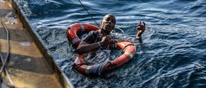 Letzte Hoffnung Seenotretter: Ein Migrant im Januar in einem Rettungsring der NGO "Sea Watch 3"