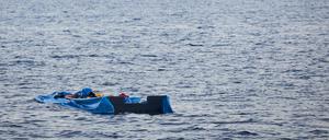 Die Hülle eines verlassenen Schlauchbootes treibt Anfang Juli vor der Küste von Libyen im Mittelmeer. 