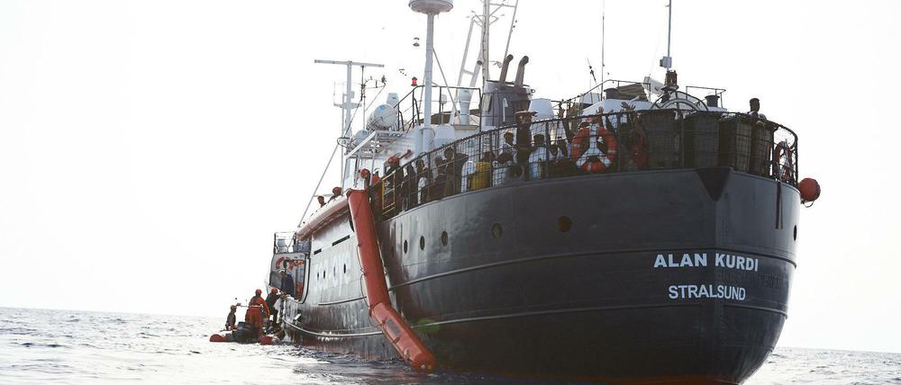Flüchtlinge werden vor der Küste von Libyen von Mitgliedern der Rettungsorganisation Sea-Eye auf das Hilfsschiff "Alan Kurdi" gebracht. 