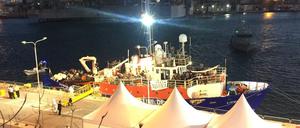 Das blockierte Flüchtlings-Rettungsschiff "Lifeline" im Hafen von Valletta
