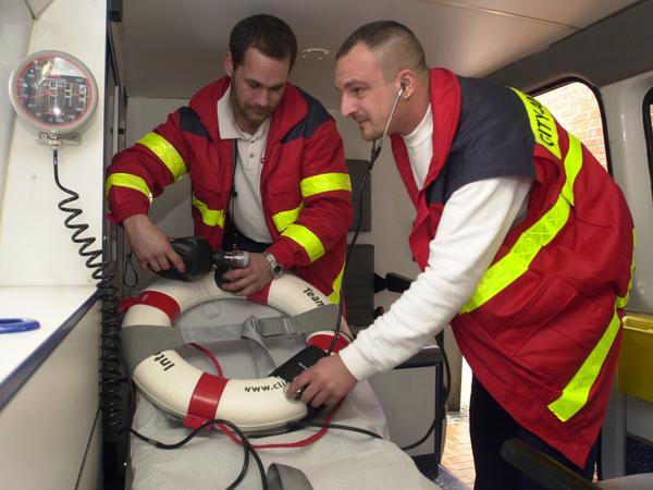 Rettungssanitäter landen beim Ansehen mit 57 Prozent auf Platz vier der Berufsgruppen
