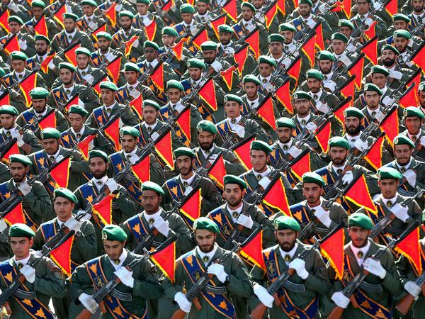 Mitglieder der iranischen Revolutionsgarde nehmen an einer Militärparade teil. 