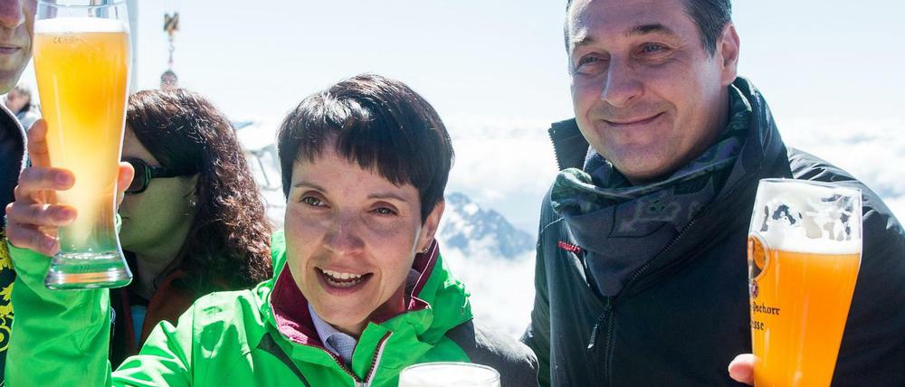 Hoch das Bier: Frauke Petry und Heinz-Christian Strache (rechts) auf der Zugspitze. 