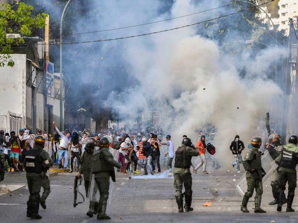 Polizei und Demonstranten bei Protesten gegen Maduro in Caracas