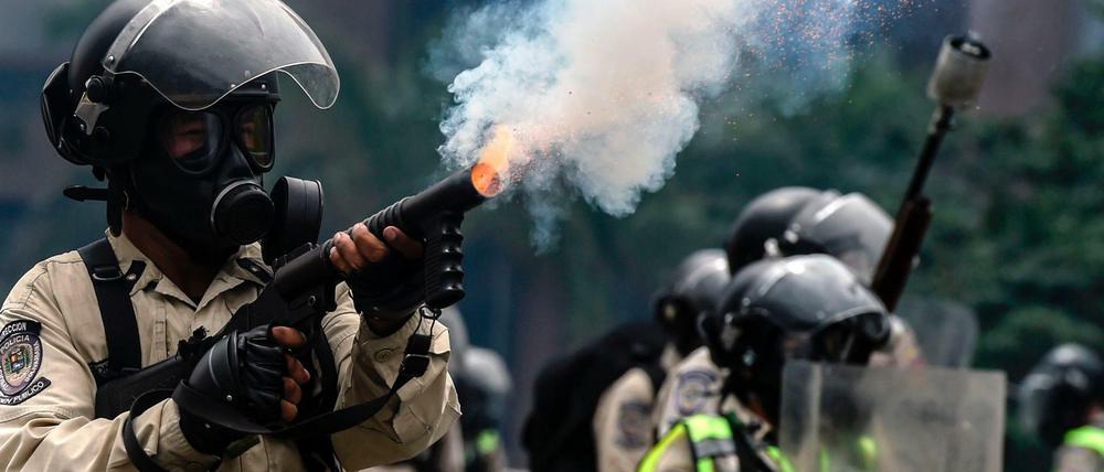 Die Polizei setzte wieder massiv Tränengas gegen die Demonstranten ein.
