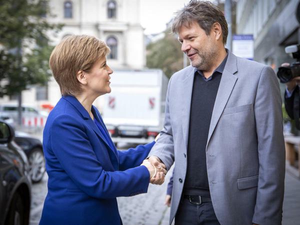 Die schottische Regierungschefin Nicola Sturgeon und der Grünen-Vorsitzende Robert Habeck am Mittwoch in Berlin.