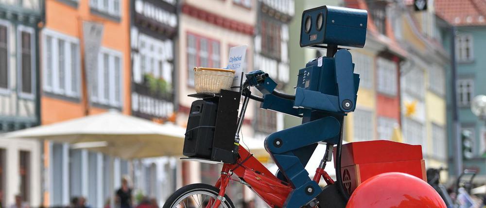 Der sprechende Roboter "Hugo" wirbt in Erfurt für ein Digitalfestival in der thüringischen Landeshauptstadt.