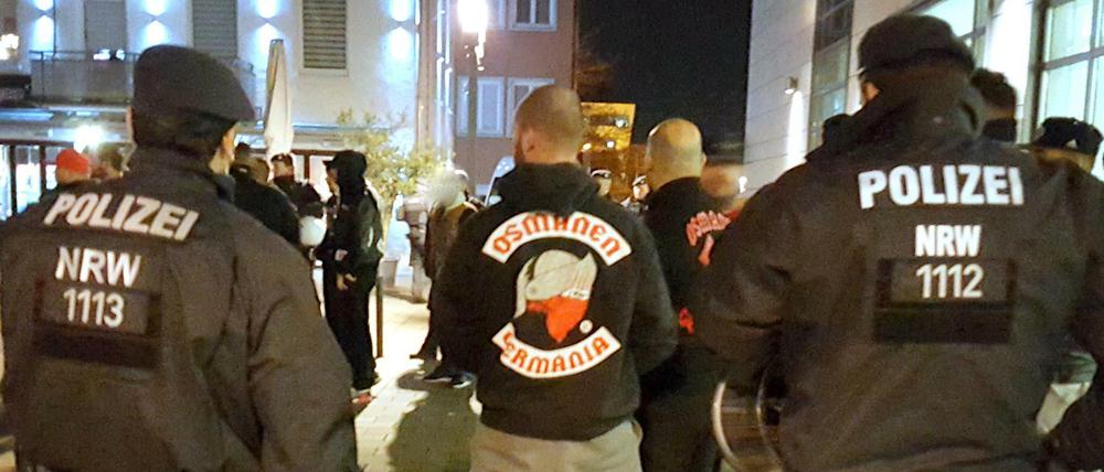 Polizeibeamte beobachten 2016 in Neuss (Nordrhein-Westfalen) ein Treffen der türkischstämmigen Rockergruppe "Osmanen Germania".