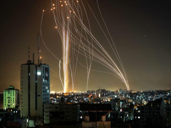 Raketen der Hamas werden auf ein Hochhaus in Tel Aviv abgefeuert