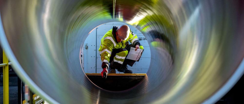 Ein Mitarbeiter prüft Rohre für die zukünftige Ostsee-Erdgastrasse Nord Stream 2. 