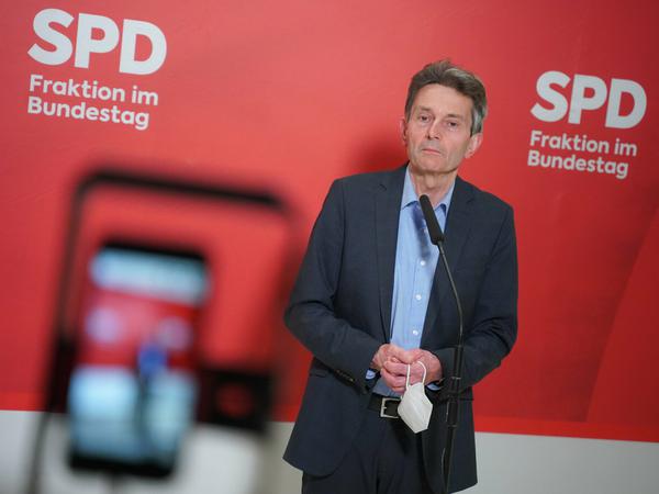 Schon in seiner Doktorarbeit erteilte er dem Prinzip der atomaren Abschreckung eine Absage:  Rolf Mützenich, Fraktionsvorsitzender der SPD.