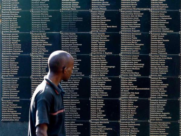 Gedenktafel. In der zentralen Gedenkstätte in Kigali sind die Namen der Opfer verzeichnet, die identifiziert werden können. Das ist aber nur ein Bruchteil der etwa 250 000 Menschen, die hier in Massengräbern bestattet worden sind. 
