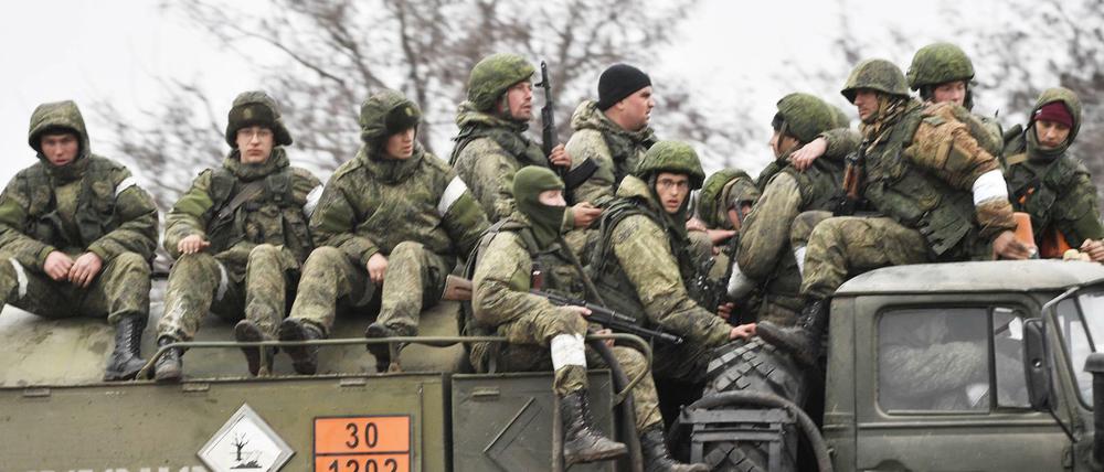 Russische Soldaten sitzen auf einem Fahrzeug auf der ukrainischen Halbinsel Krim. (Archivbild)