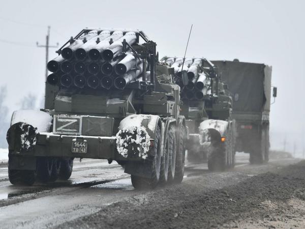 Russische Militärwagen mit Raketenwerfern nahe der ukrainischen Grenze.