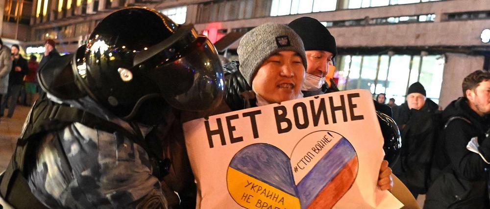 Polizei verhaftet in Moskau einen Mann, der gegen Invasion protestiert.