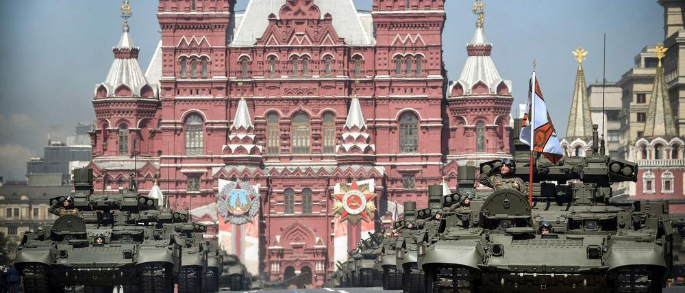Panzer, Luftabwehrsysteme und atomar bestückbare Interkontinentalraketen rollten an den Kremlmauern vorbei.