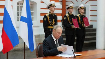 Wladimir Putin unterschreibt während der Parade die neue Doktrin.