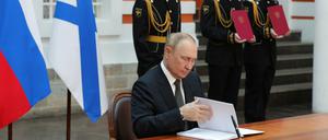 Wladimir Putin unterschreibt während der Parade die neue Doktrin.