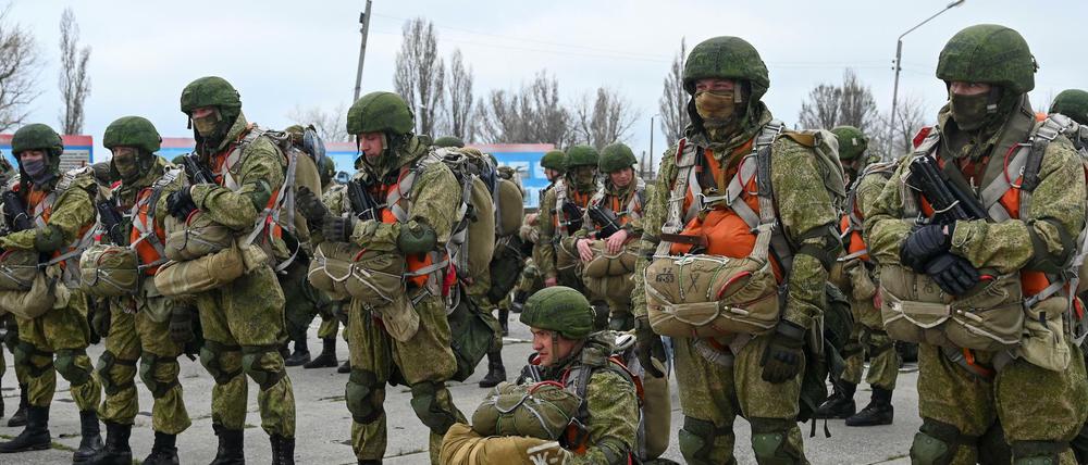 Russische Soldaten auf dem Weg zu einem Manöver 