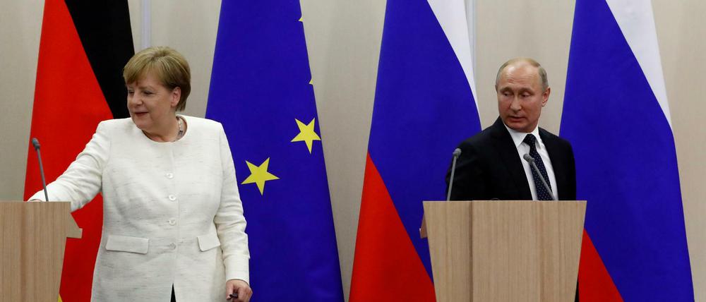 Stehen sich nicht gerade nahe. Bundeskanzlerin Merkel und Russlands Präsident Putin.